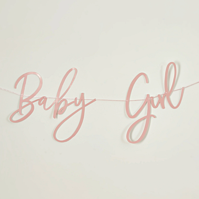 roze slinger baby girl voor een roze muur