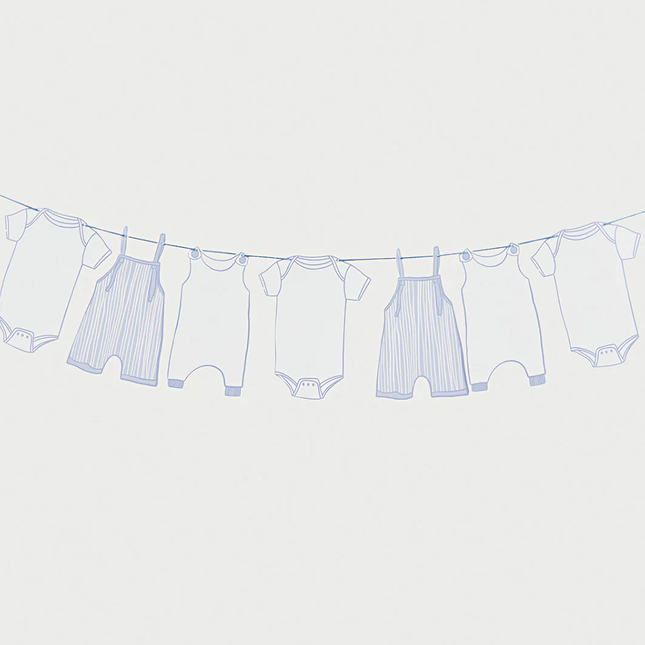 slinger met rompers in het blauw en wit voor een grijze achtergrond