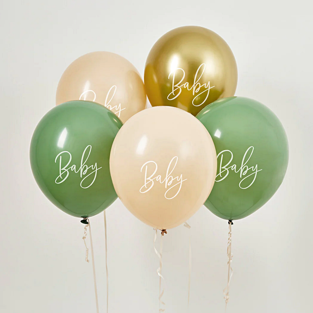 Ballonnen in het saliegroen, nude en goud met de witte tekst baby voor een grijze muur