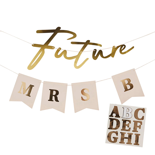 personaliseerbare letterslinger in het goud en perzik met de tekst futuure mrs