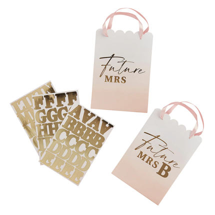 perzikkleurige en witte cadeautasjes met ombre effect en gouden tekst future mrs