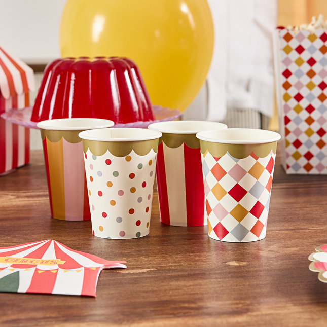 circus bekers met ruitjes, stippen en strepen en een gouden rand
