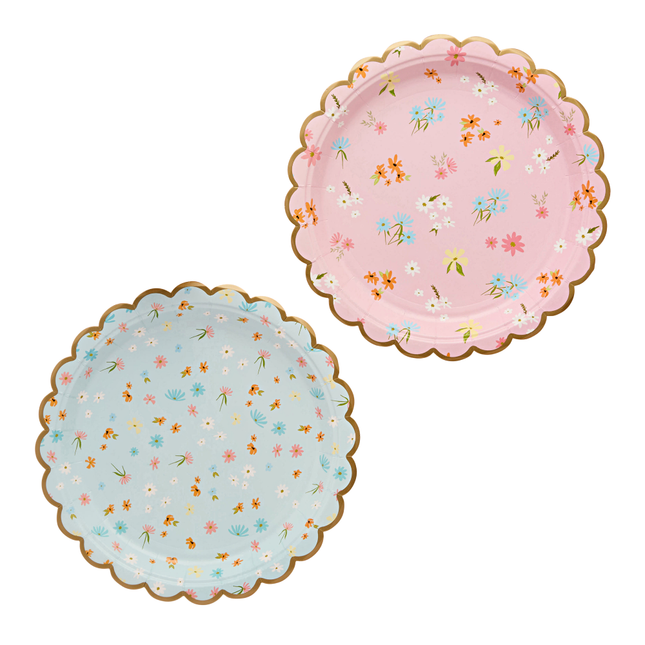 blauwe en roze bordjes met gouden rand en pastel bloemetjes