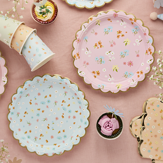 blauwe en roze bordjes met gouden rand en pastel bloemetjes