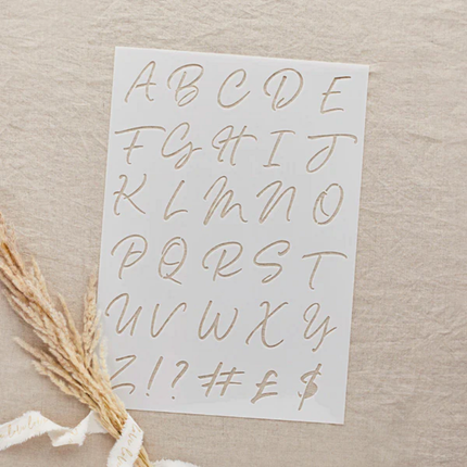 transparant stencil met de tekst welcome to our wedding op een jute achtergrond met graan