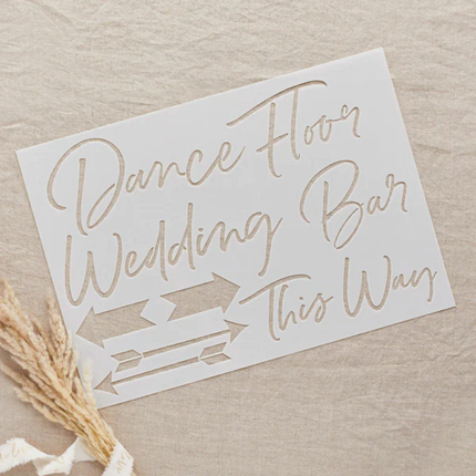 transparant stencil met de tekst welcome to our wedding op een jute achtergrond met graan