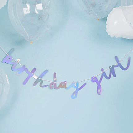 Iridescent slinger met de tekst birthday girl op een lichtblauwe achtergrond