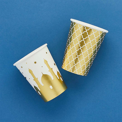 Gouden en witte bekers voor het suikerfeest op een donkerblauwe achtergrond