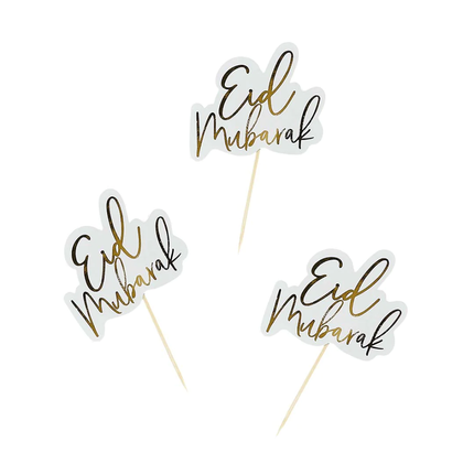 Cupcaketoppers met wit papiertje met hierop de gouden tekst eid mubarak