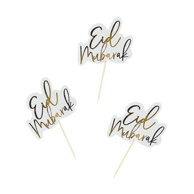 Cupcaketoppers met wit papiertje met hierop de gouden tekst eid mubarak