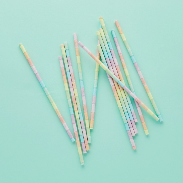 Regenboog rietjes in pasteltinten op een mintgroene achtergrond