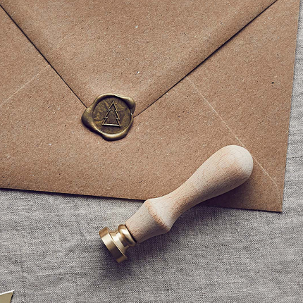 Wax stempel met houten handvat en metalen, gouden onderkant in de vorm van een kerstboom