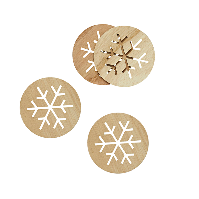 Houten onderzetters met een sneeuwvlok in het midden