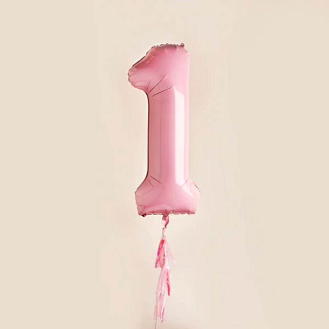 roze cijfer 1 met een tassel onderaan voor een pasteloranje achtergrond