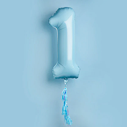 Babyblauwe ballon cijfer 1 met een tassel zweeft voor een blauwe muur