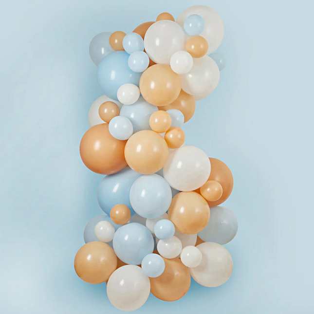 ballonnenboog met blauwe, witte en nude ballonnen