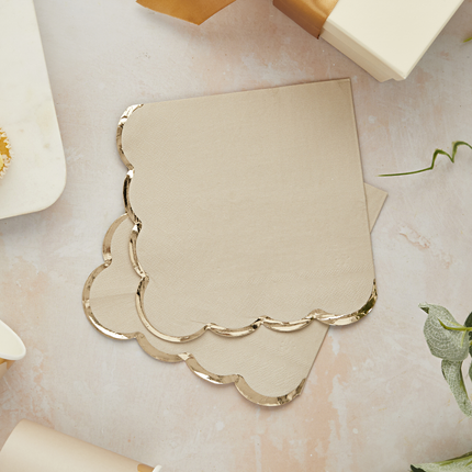beige servetten met een gouden rand