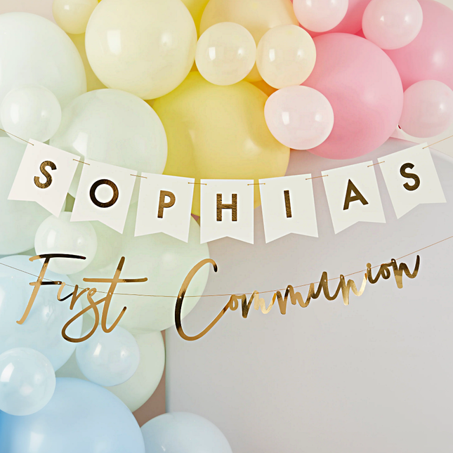 gouden personaliseerbare slinger hangt voor een ballonnenboog met blauwe, mintgoene, gele en pastelroze ballonnen