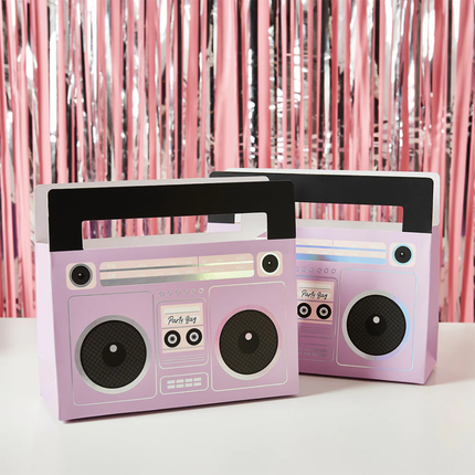 paarse boombox met iridescent, zwarte en roze details staat voor een iridescent en roze achtergrond