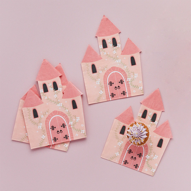 roze kasteeltjes met witte bloemetjes liggen op een paarse achtergrond