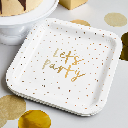 witte vierkante bordjes met gouden stippen en gouden tekst lets party