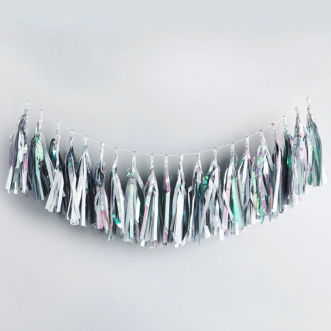 iridescent tassel slinger hangt voor een grijze muur