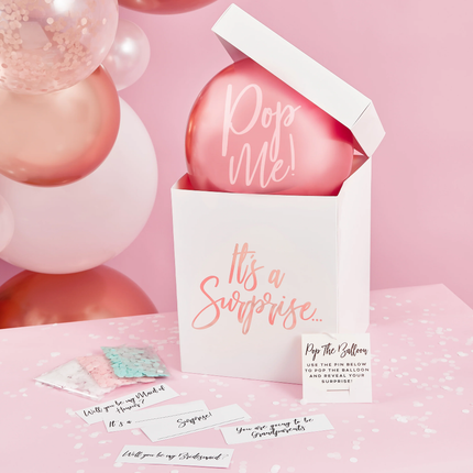 witte doos met roze en rose gouden tekst en een chrome ballon