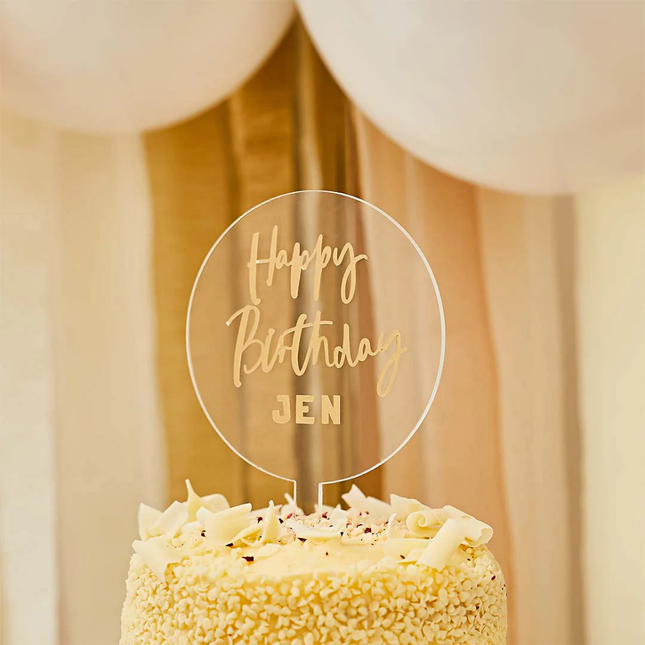 transparante acryl taart topper zit in een beige taart voor gouden feestversiering
