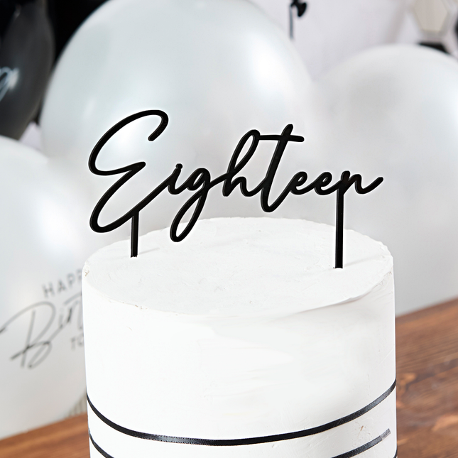 zwarte taartversiering eighteen zit in een wit met zwarte taart