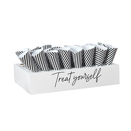 hapjes standaard zwart wit met bakjes en met de tekst treat yourself