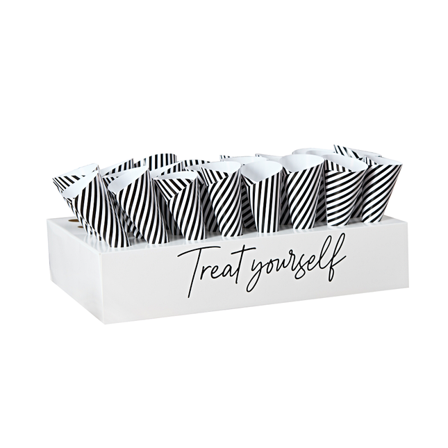 hapjes standaard zwart wit met bakjes en met de tekst treat yourself