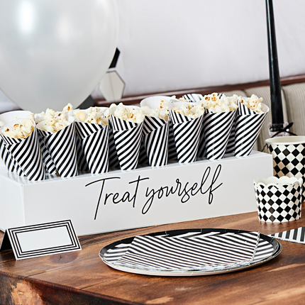 hapjes standaard zwart wit met bakjes en met de tekst treat yourself