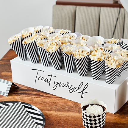 hapjes standaard zwart wit met bakjes en met de tekst treat yourself