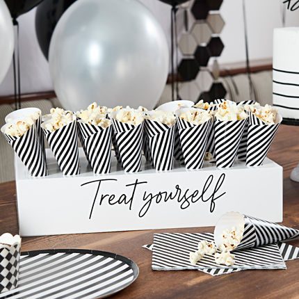 hapjes standaard zwart wit met bakjes en met de tekst treat yourself