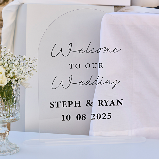 acryl bord met zwarte tekst welcome to our wedding