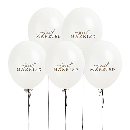 witte ballonnen met zwarte tekst just married