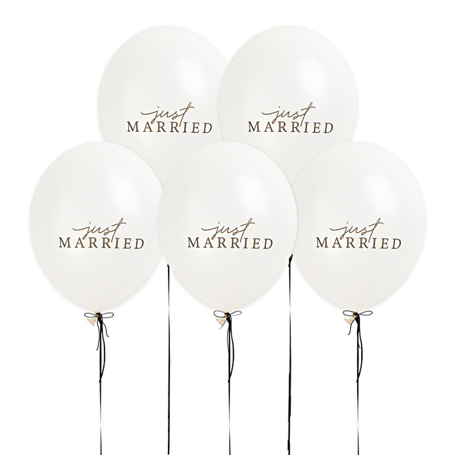 witte ballonnen met zwarte tekst just married