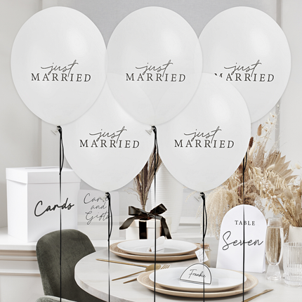 witte ballonnen met zwarte tekst just married