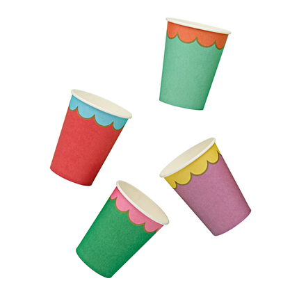 papieren bekers in vrolijke kleuren