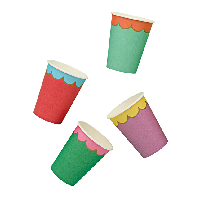 papieren bekers in vrolijke kleuren