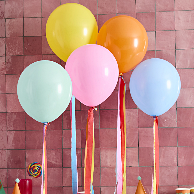 gele, oranje, blauwe, roze en groene ballon met tassels
