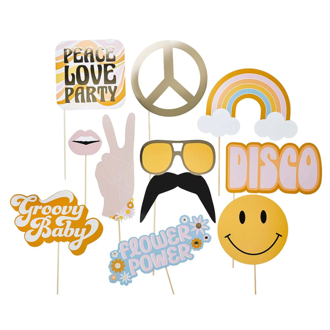 Photo booth props in het geel, oranje, roze en goud met hippieteksten en een smiley en bloemen