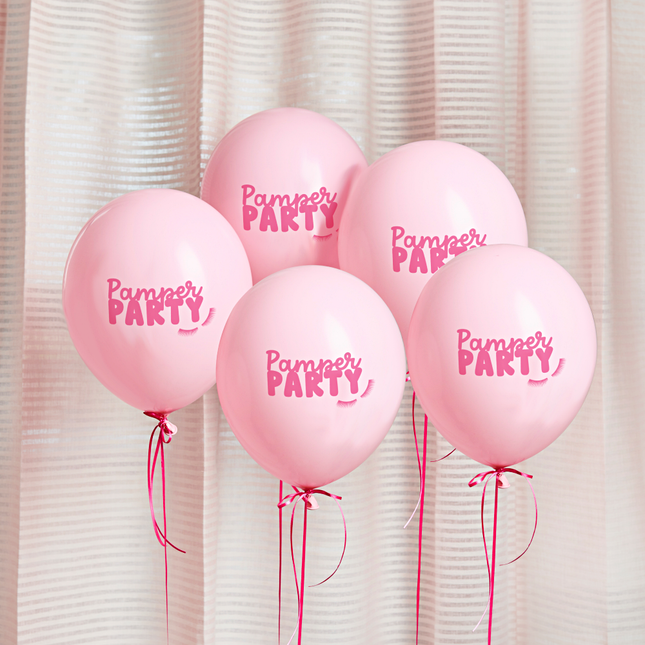 lichtroze ballonnen met roze tekst pamper party