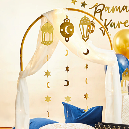 Gouden versiering met donkerblauw en zwart voor ramadan