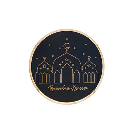 Zwart bordje met gouden details en de tekst ramadan kareem