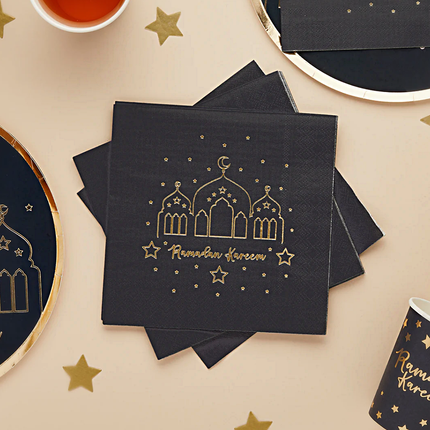 Zwarte servetten met gouden details en de tekst ramadan kareem