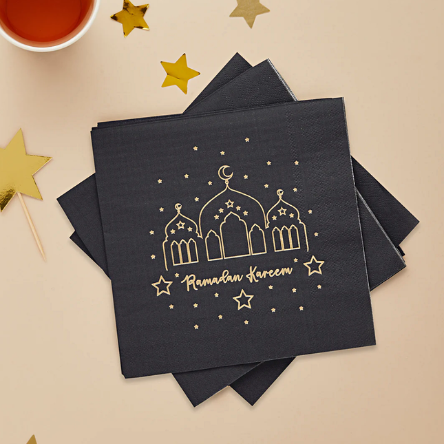 Zwarte servetten met gouden details en de tekst ramadan kareem