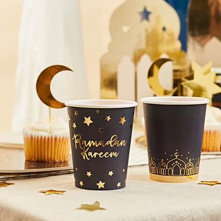 Zwarte bekers met gouden details voor ramadan