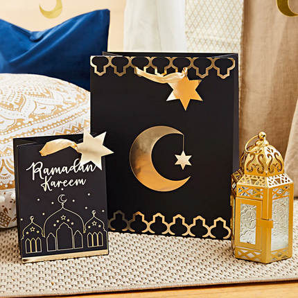 Cadeautasje met een gouden maan en ster erop voor ramadan