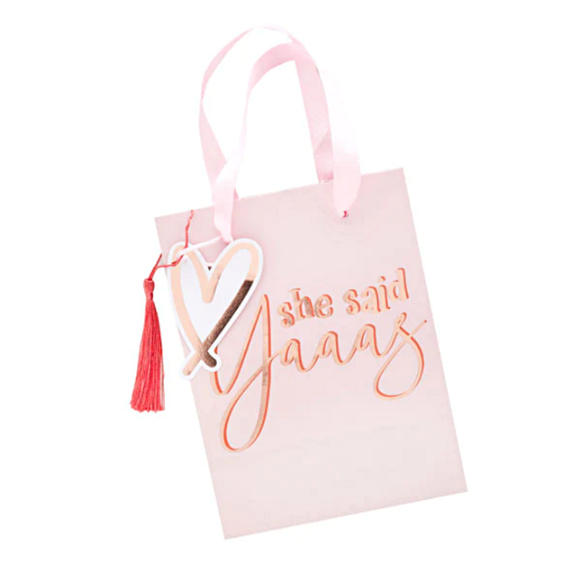 Roze cadeautasje met tassel en hartje en rose gouden tekst she said yaaas